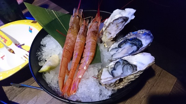 開烤Bar 炭火精品燒肉:高雄~開烤Bar 炭火精品燒肉‧異國精釀啤酒~夢幻銀河系星空~氣氛超好主題餐廳~