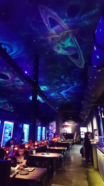 開烤Bar 炭火精品燒肉:高雄~開烤Bar 炭火精品燒肉‧異國精釀啤酒~夢幻銀河系星空~氣氛超好主題餐廳~