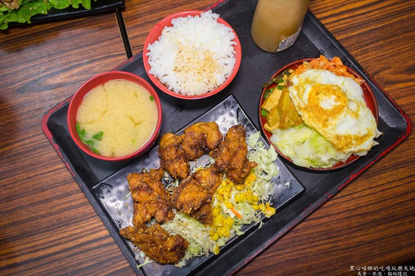 高雄苓雅︱京棧烤肉飯 份量飽足、價格實惠、烤肉量多又噴香的超熱門烤肉飯!先預約才不會等太久喔!