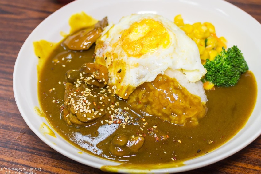 高雄苓雅︱京棧烤肉飯 份量飽足、價格實惠、烤肉量多又噴香的超熱門烤肉飯!先預約才不會等太久喔!