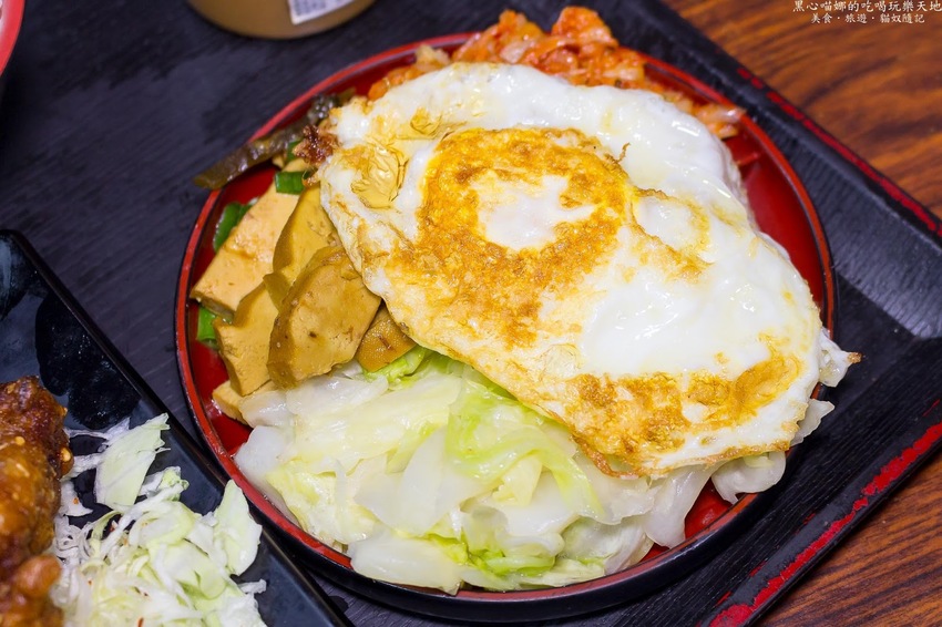 高雄苓雅︱京棧烤肉飯 份量飽足、價格實惠、烤肉量多又噴香的超熱門烤肉飯!先預約才不會等太久喔!