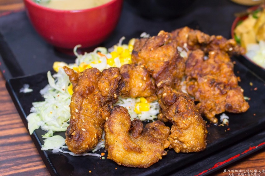 高雄苓雅︱京棧烤肉飯 份量飽足、價格實惠、烤肉量多又噴香的超熱門烤肉飯!先預約才不會等太久喔!