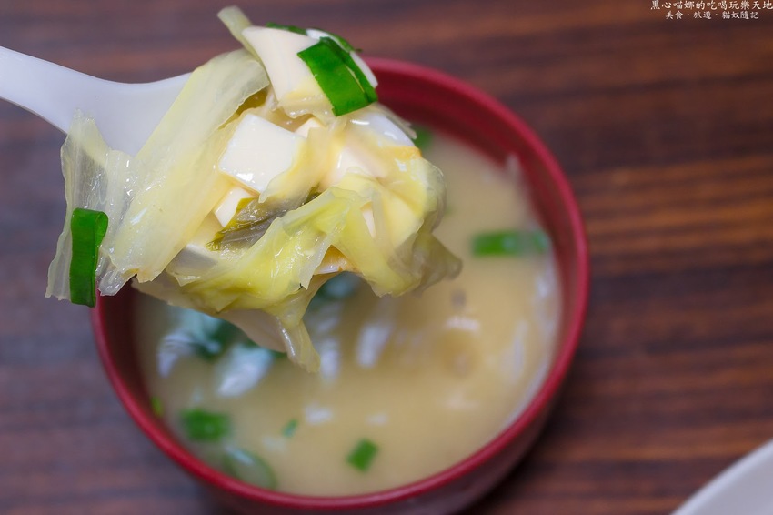 高雄苓雅︱京棧烤肉飯 份量飽足、價格實惠、烤肉量多又噴香的超熱門烤肉飯!先預約才不會等太久喔!