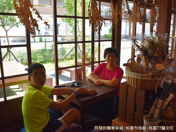 桃園77藝文町30-小賣部休憩.JPG