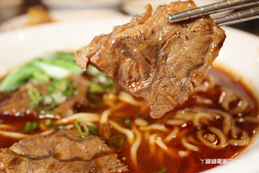 新竹好吃牛肉麵推薦初這家麵食館!必吃牛肉乾拌麵跟牛肉丸湯,吃麵還有免費仙草湯喝