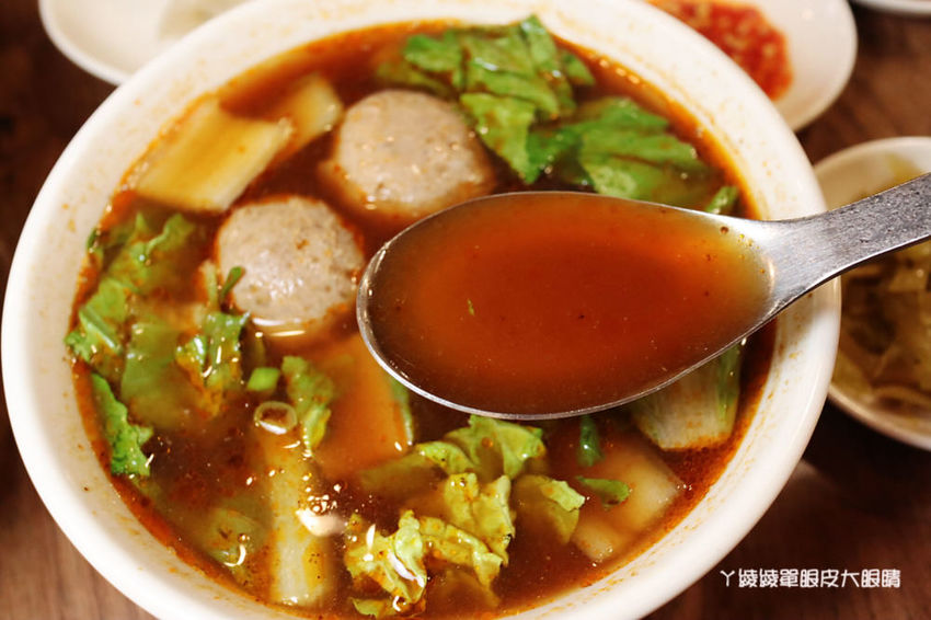 新竹好吃牛肉麵推薦初這家麵食館!必吃牛肉乾拌麵跟牛肉丸湯,吃麵還有免費仙草湯喝