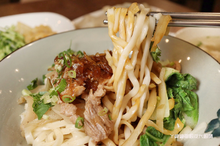 新竹好吃牛肉麵推薦初這家麵食館!必吃牛肉乾拌麵跟牛肉丸湯,吃麵還有免費仙草湯喝