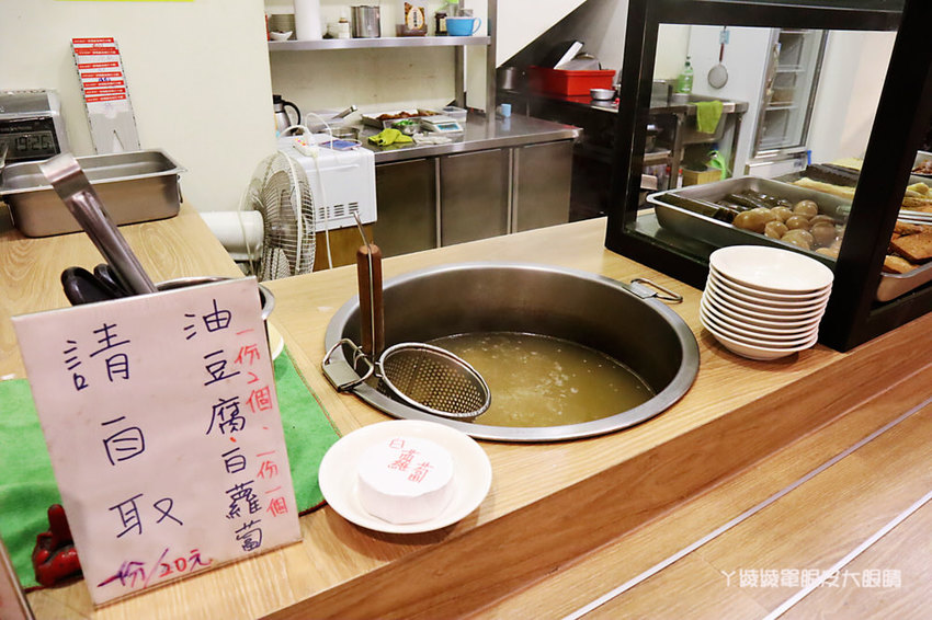 新竹好吃牛肉麵推薦初這家麵食館！必吃牛肉乾拌麵跟牛肉丸湯，吃麵還有免費仙草湯喝