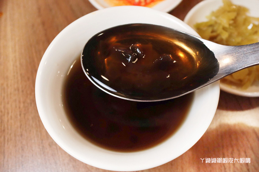 新竹好吃牛肉麵推薦初這家麵食館!必吃牛肉乾拌麵跟牛肉丸湯,吃麵還有免費仙草湯喝