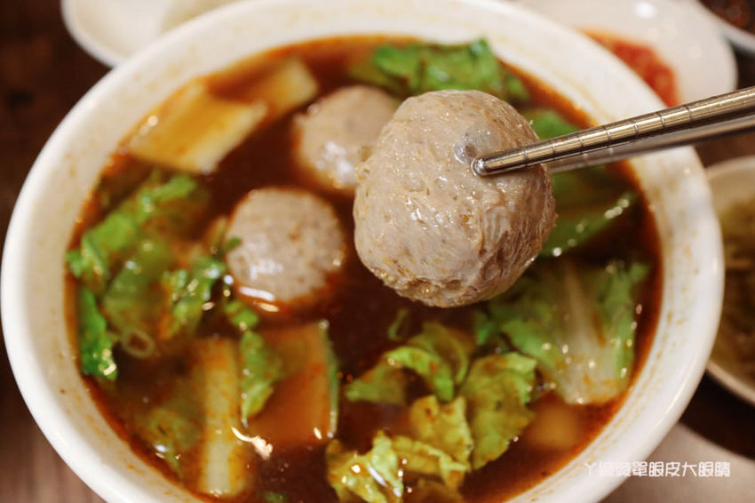 新竹好吃牛肉麵推薦初這家麵食館!必吃牛肉乾拌麵跟牛肉丸湯,吃麵還有免費仙草湯喝