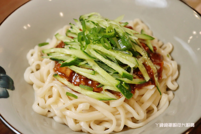 新竹好吃牛肉麵推薦初這家麵食館!必吃牛肉乾拌麵跟牛肉丸湯,吃麵還有免費仙草湯喝