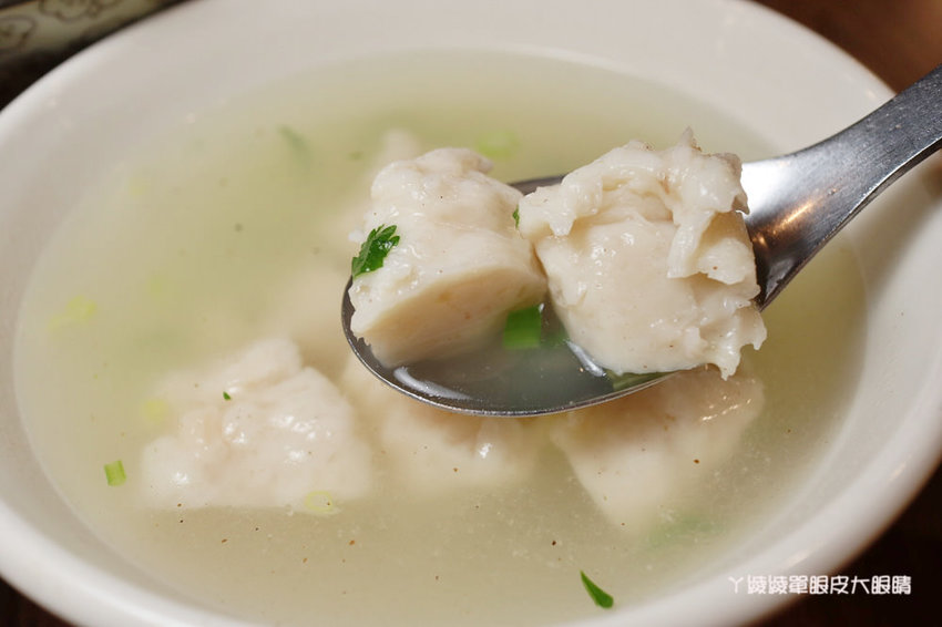 新竹好吃牛肉麵推薦初這家麵食館!必吃牛肉乾拌麵跟牛肉丸湯,吃麵還有免費仙草湯喝