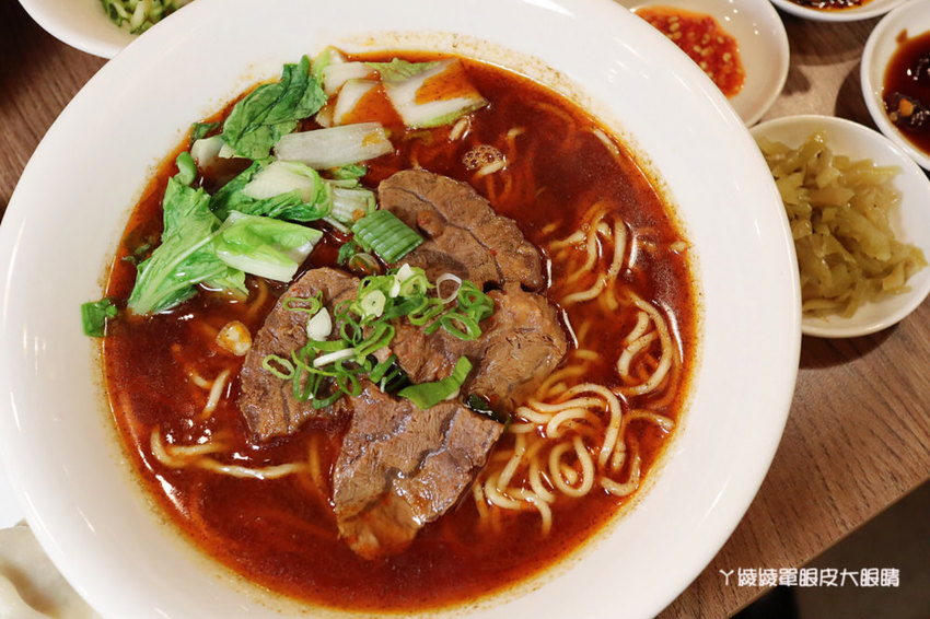 新竹好吃牛肉麵推薦初這家麵食館！必吃牛肉乾拌麵跟牛肉丸湯，吃麵還有免費仙草湯喝