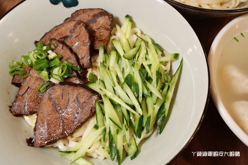 新竹好吃牛肉麵推薦初這家麵食館！必吃牛肉乾拌麵跟牛肉丸湯，吃麵還有免費仙草湯喝