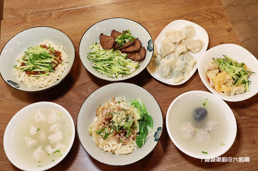 新竹好吃牛肉麵推薦初這家麵食館!必吃牛肉乾拌麵跟牛肉丸湯,吃麵還有免費仙草湯喝