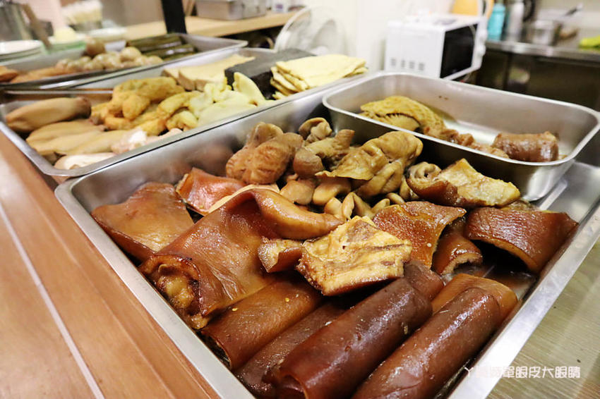 新竹好吃牛肉麵推薦初這家麵食館!必吃牛肉乾拌麵跟牛肉丸湯,吃麵還有免費仙草湯喝