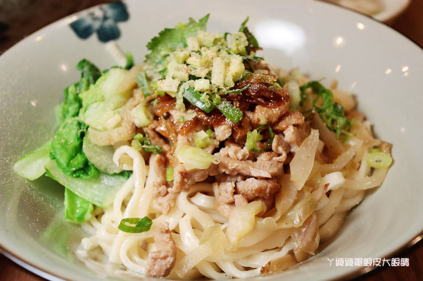 新竹好吃牛肉麵推薦初這家麵食館!必吃牛肉乾拌麵跟牛肉丸湯,吃麵還有免費仙草湯喝