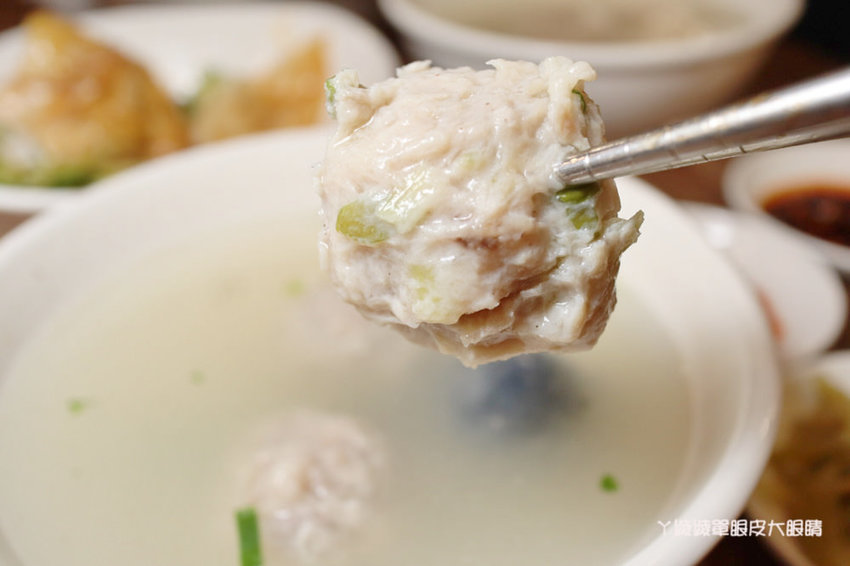 新竹好吃牛肉麵推薦初這家麵食館!必吃牛肉乾拌麵跟牛肉丸湯,吃麵還有免費仙草湯喝