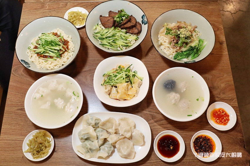 新竹好吃牛肉麵推薦初這家麵食館!必吃牛肉乾拌麵跟牛肉丸湯,吃麵還有免費仙草湯喝