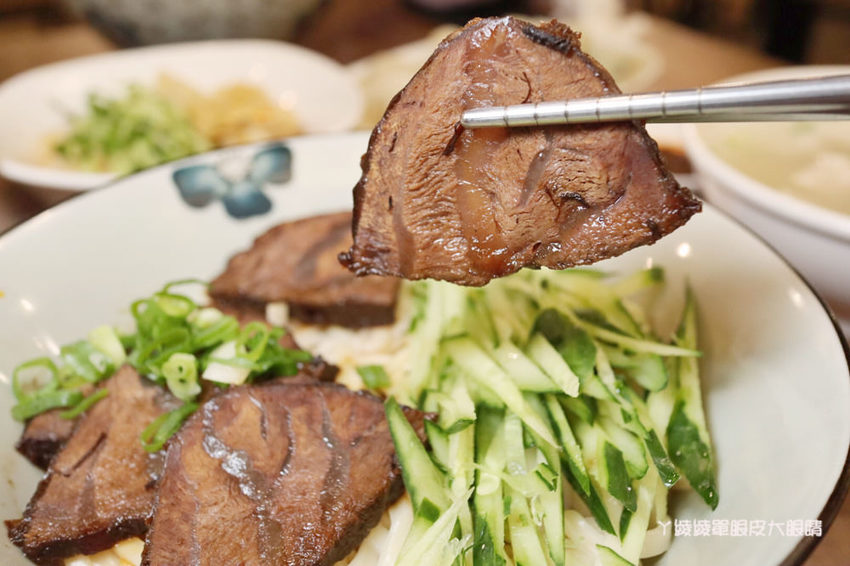 新竹好吃牛肉麵推薦初這家麵食館!必吃牛肉乾拌麵跟牛肉丸湯,吃麵還有免費仙草湯喝