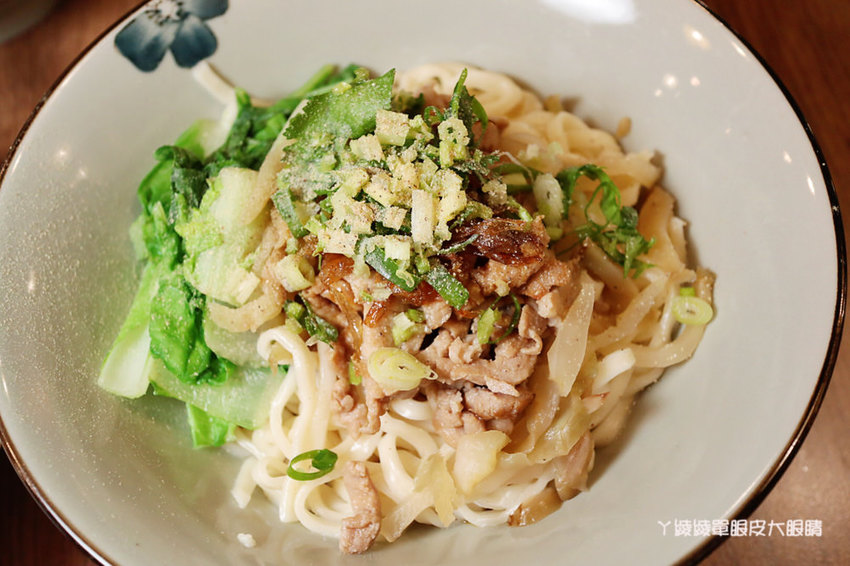 新竹好吃牛肉麵推薦初這家麵食館!必吃牛肉乾拌麵跟牛肉丸湯,吃麵還有免費仙草湯喝