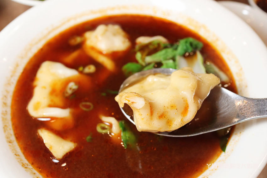 新竹好吃牛肉麵推薦初這家麵食館!必吃牛肉乾拌麵跟牛肉丸湯,吃麵還有免費仙草湯喝