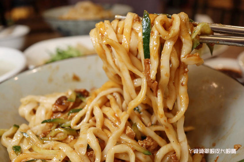 新竹好吃牛肉麵推薦初這家麵食館!必吃牛肉乾拌麵跟牛肉丸湯,吃麵還有免費仙草湯喝