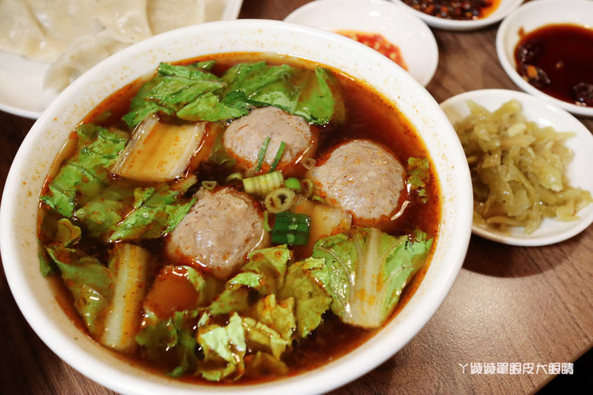 新竹好吃牛肉麵推薦初這家麵食館!必吃牛肉乾拌麵跟牛肉丸湯,吃麵還有免費仙草湯喝