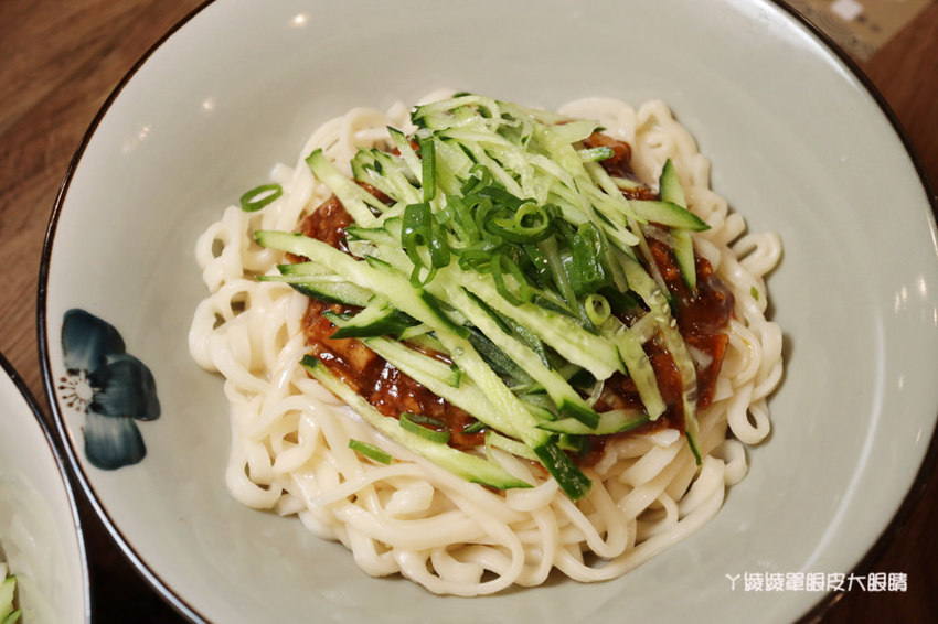 新竹好吃牛肉麵推薦初這家麵食館!必吃牛肉乾拌麵跟牛肉丸湯,吃麵還有免費仙草湯喝