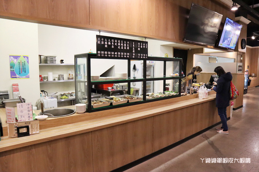 新竹好吃牛肉麵推薦初這家麵食館!必吃牛肉乾拌麵跟牛肉丸湯,吃麵還有免費仙草湯喝