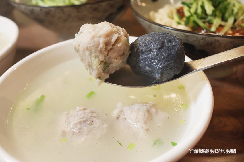 新竹好吃牛肉麵推薦初這家麵食館！必吃牛肉乾拌麵跟牛肉丸湯，吃麵還有免費仙草湯喝