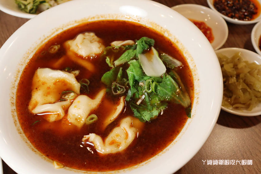 新竹好吃牛肉麵推薦初這家麵食館!必吃牛肉乾拌麵跟牛肉丸湯,吃麵還有免費仙草湯喝