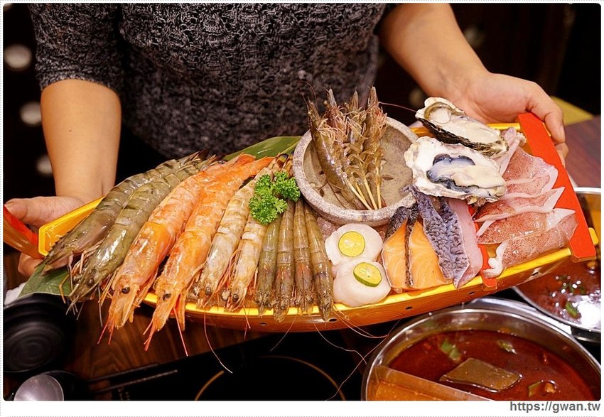 網路高人氣火鍋店，海鮮份量十足、飲料甜點吃到飽，宵夜九折千萬要訂位！