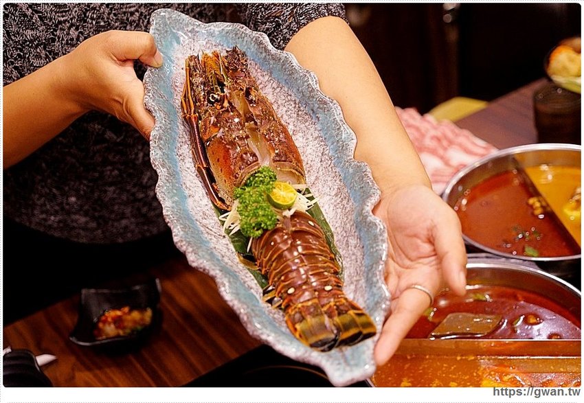 網路高人氣火鍋店，海鮮份量十足、飲料甜點吃到飽，宵夜九折千萬要訂位！