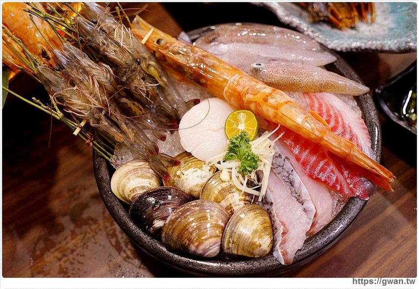 網路高人氣火鍋店，海鮮份量十足、飲料甜點吃到飽，宵夜九折千萬要訂位！