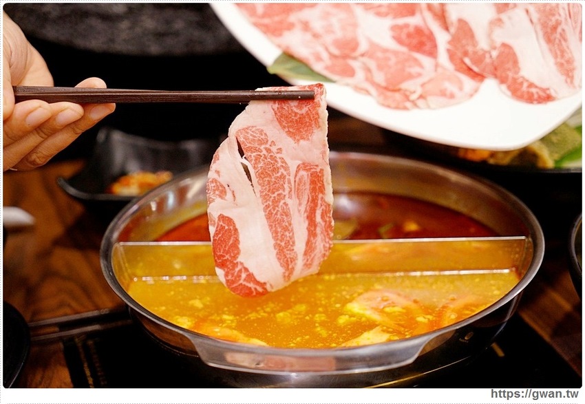 網路高人氣火鍋店，海鮮份量十足、飲料甜點吃到飽，宵夜九折千萬要訂位！