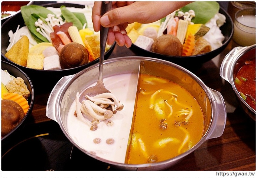 網路高人氣火鍋店，海鮮份量十足、飲料甜點吃到飽，宵夜九折千萬要訂位！