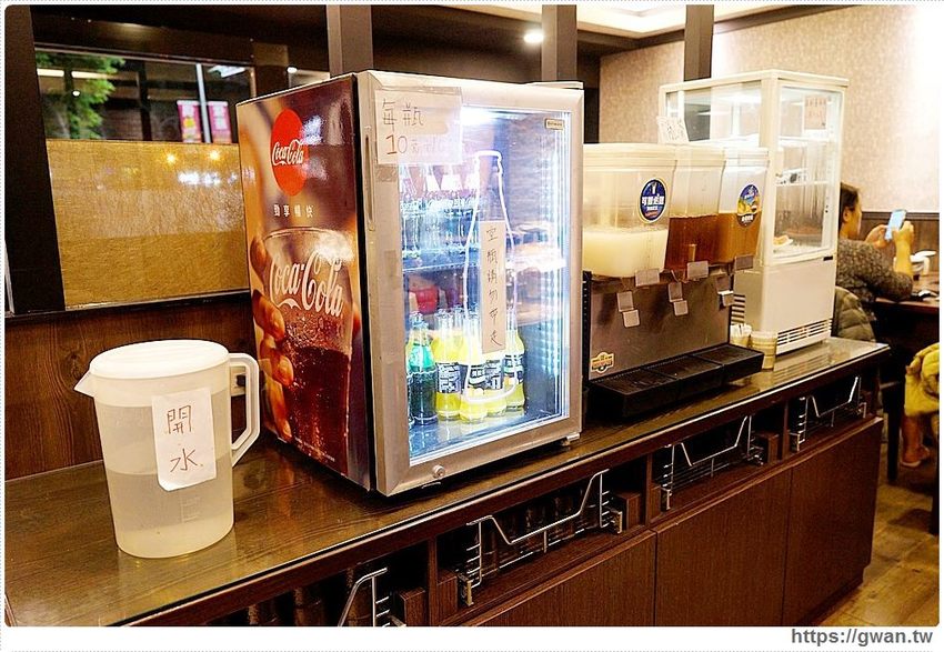 網路高人氣火鍋店，海鮮份量十足、飲料甜點吃到飽，宵夜九折千萬要訂位！