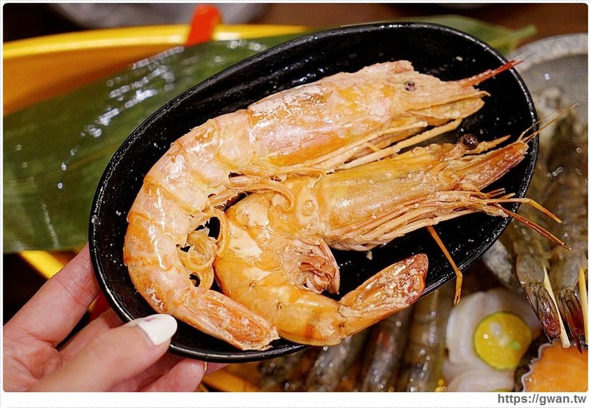 網路高人氣火鍋店，海鮮份量十足、飲料甜點吃到飽，宵夜九折千萬要訂位！