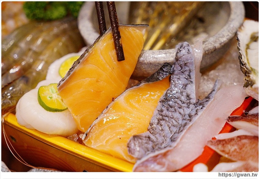 網路高人氣火鍋店，海鮮份量十足、飲料甜點吃到飽，宵夜九折千萬要訂位！