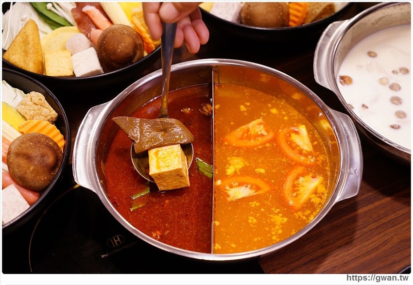 網路高人氣火鍋店，海鮮份量十足、飲料甜點吃到飽，宵夜九折千萬要訂位！