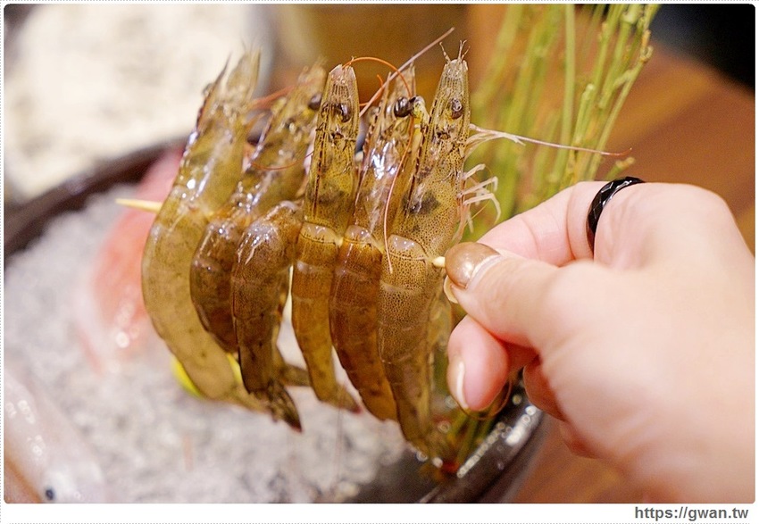 網路高人氣火鍋店，海鮮份量十足、飲料甜點吃到飽，宵夜九折千萬要訂位！