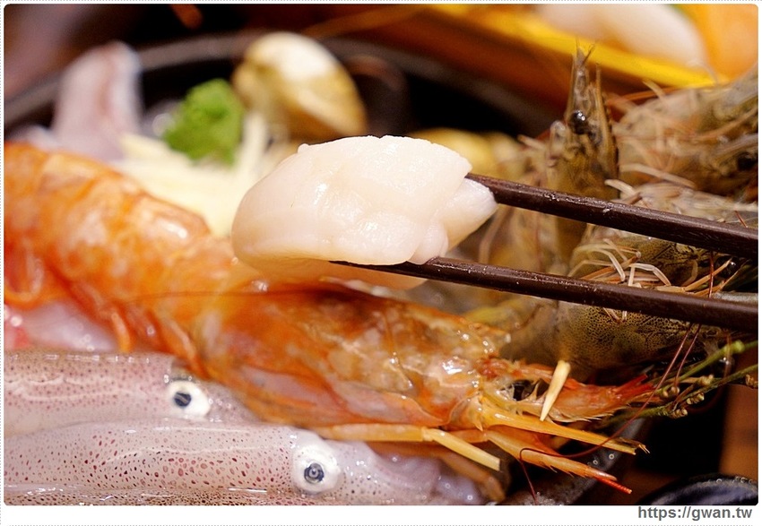 網路高人氣火鍋店，海鮮份量十足、飲料甜點吃到飽，宵夜九折千萬要訂位！