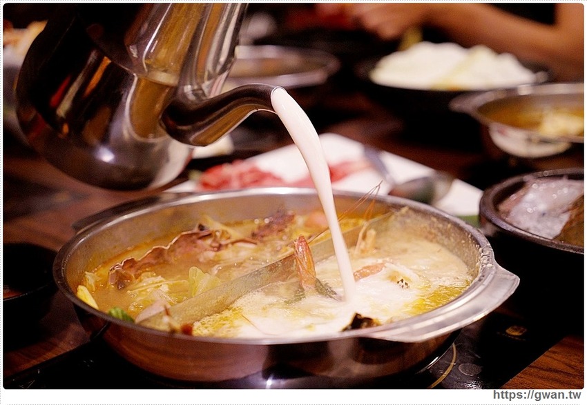 網路高人氣火鍋店，海鮮份量十足、飲料甜點吃到飽，宵夜九折千萬要訂位！