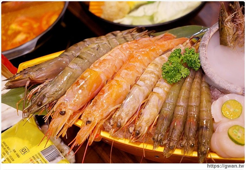 網路高人氣火鍋店，海鮮份量十足、飲料甜點吃到飽，宵夜九折千萬要訂位！