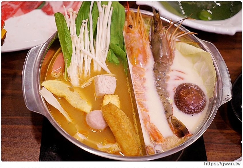 網路高人氣火鍋店，海鮮份量十足、飲料甜點吃到飽，宵夜九折千萬要訂位！