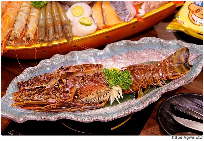 網路高人氣火鍋店，海鮮份量十足、飲料甜點吃到飽，宵夜九折千萬要訂位！