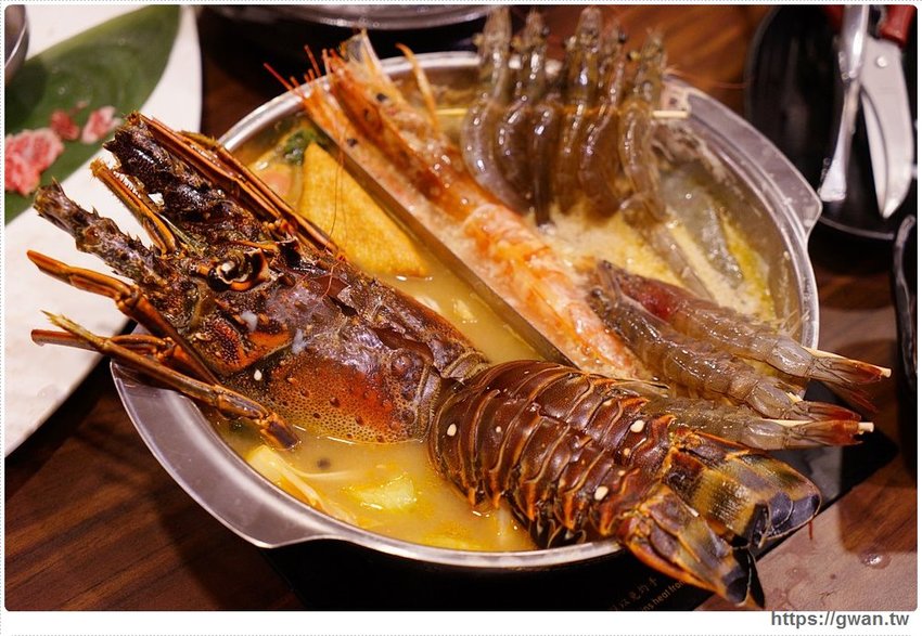 網路高人氣火鍋店，海鮮份量十足、飲料甜點吃到飽，宵夜九折千萬要訂位！