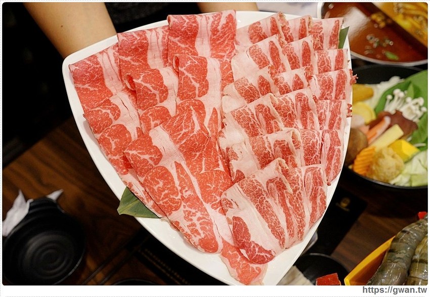 網路高人氣火鍋店，海鮮份量十足、飲料甜點吃到飽，宵夜九折千萬要訂位！