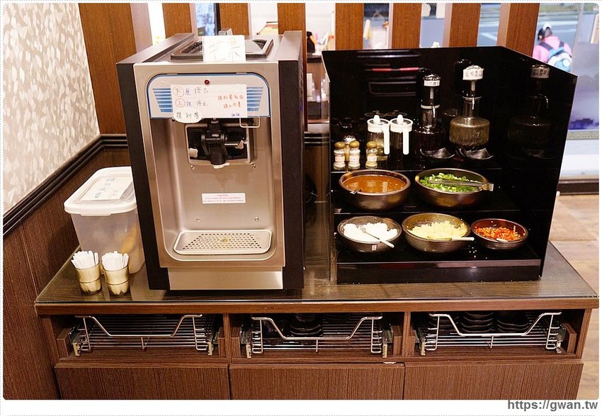 網路高人氣火鍋店，海鮮份量十足、飲料甜點吃到飽，宵夜九折千萬要訂位！